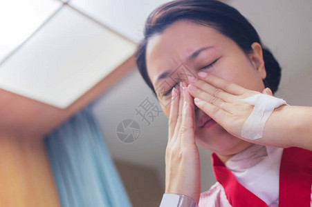 住院室鼻痛的女病人图片