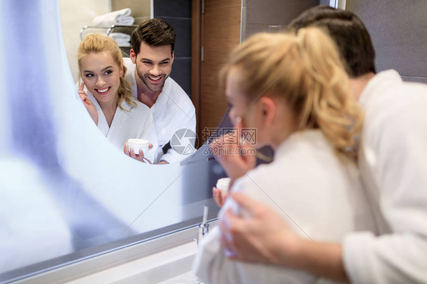 一对微笑的情侣在浴室白色浴图片