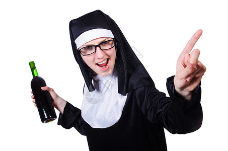 有瓶酒的修女在白色图片