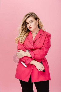 穿着时髦的粉红色夹克看着与粉红色图片