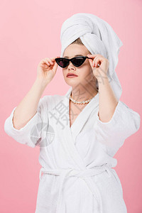穿着浴袍的漂亮超大美女和头戴毛巾的女孩调整粉红色图片