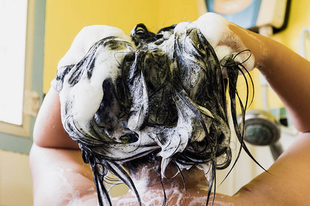 女人用洗发水洗头保健背景图片