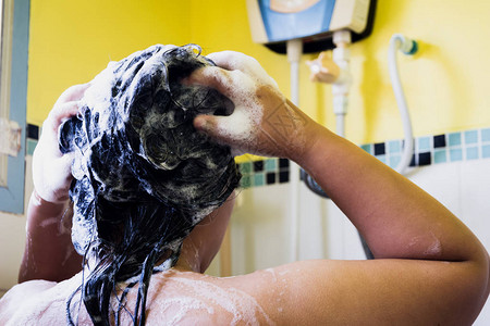 女人洗澡和洗头图片