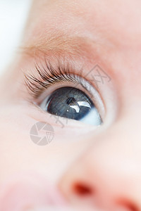 可爱的女婴眼睛的宏观与浅焦点图片