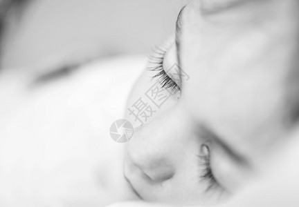 一个美丽的睡着的女孩在单色的肖像背景图片