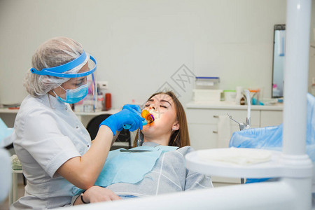 女牙医使用光固化密封图片