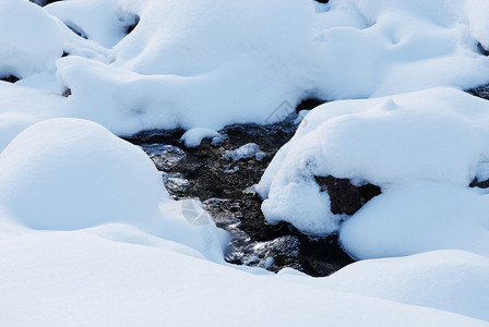 雪和小溪图片