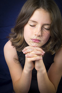 美丽的年轻女孩闭眼祈祷的肖像图片