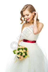美丽的微笑新娘的肖像与婚礼花束图片