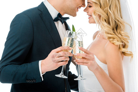 快乐的新娘和新郎一对吻合香槟的杯子图片