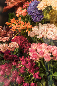花店里美丽的玫瑰和康乃馨花图片