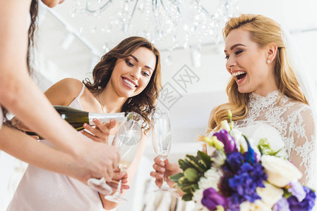 参加婚礼服的快乐女人在婚礼餐厅背景图片