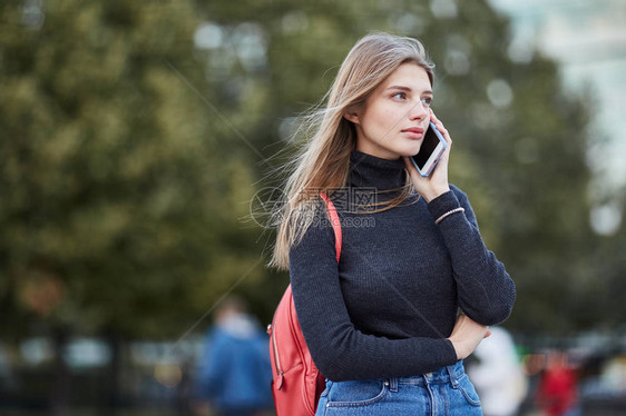 年轻的俄罗斯女孩通电话莫斯科秋天打电话的女孩图片
