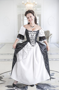 身着黑白长中世纪长裙的美丽年轻图片