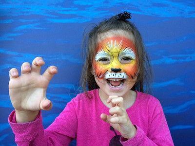 小女孩女孩56岁与狮子脸的画像图片素材