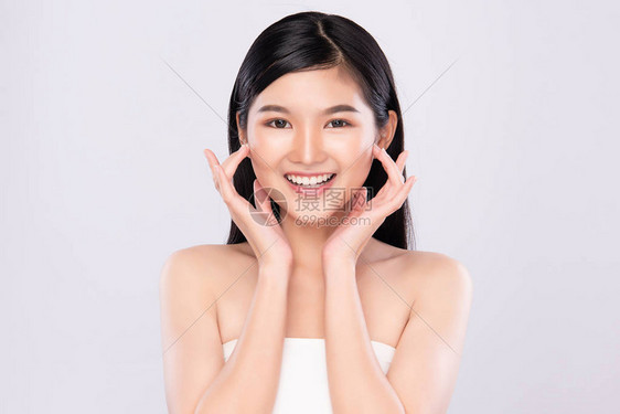 肖像美丽的年轻亚洲女人清洁新鲜裸露的皮肤概念亚洲女孩美容面部护肤和保健面部护理完美肌肤自然妆图片