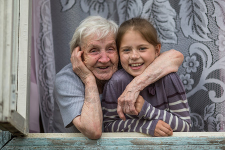 快乐的祖母和孙女一起看着窗外图片
