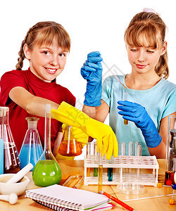 儿童在隔离的化学课上图片