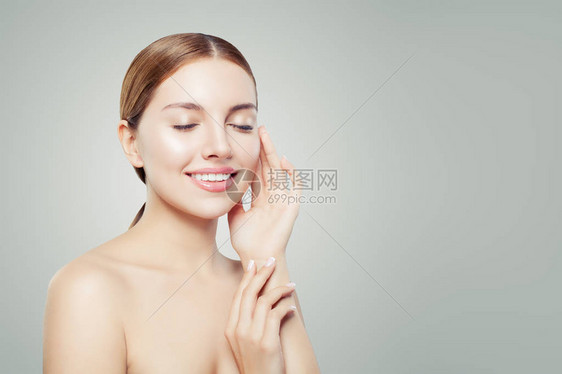 皮肤健康清晰的漂亮女孩面部治疗皮肤护理图片