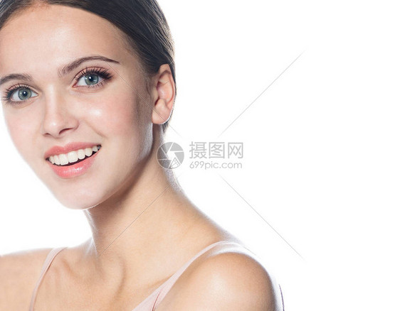 美丽的caucasian笑着的年轻黑发女人肖像孤立在白色工作室拍摄的牙齿微笑脸皮图片