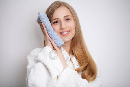 漂亮的年轻女人洗完澡后擦脸巾图片