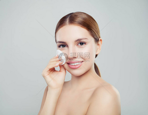 有干净棉垫的完美快乐女人皮肤科概念图片