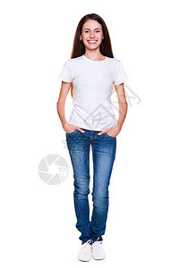 穿着白色T恤衫和牛仔裤的快乐青少年肖像图片