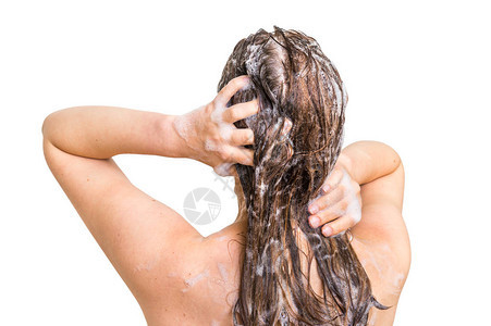 有魅力的女人在淋浴时用洗发水洗头白图片