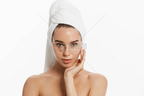 Spa护肤美容女人在美容治疗后戴着发巾美丽的年轻女子与完美的皮肤隔图片