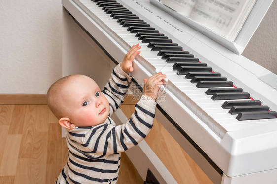 可爱的宝想在家里弹钢琴图片