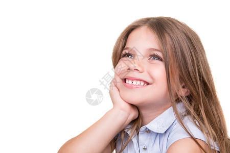 抬头的小男孩图片