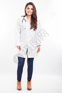 一名华丽的西班牙裔女医生穿着实验室大衣和立听诊图片
