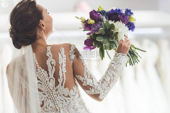 在婚礼时装店用鲜花展示新娘穿图片