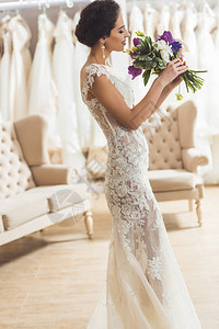 美丽的新娘在婚礼沙龙的花束图片