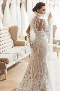 在婚礼时装店穿着婚纱的有图片