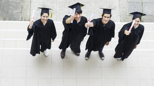 大学毕业拥有毕业礼服和帽子的顶级学生背景