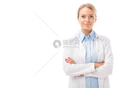 有自信的年轻女医生双臂交叉看着在白色图片