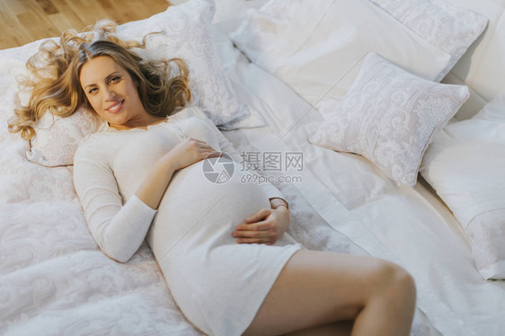 在床上看孕妇图片