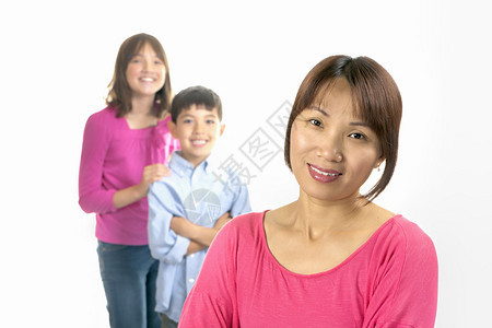 前景中的母亲和背景中两个孩子的概念肖像是图片