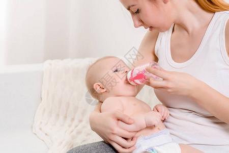 婴儿喂奶婴儿用瓶装牛奶吃母图片