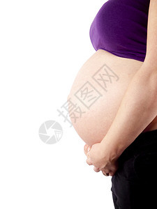 怀孕的年轻孕妇在白种背图片