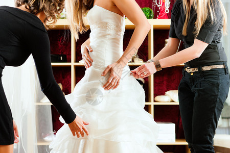 在婚纱服装店的新娘背景图片