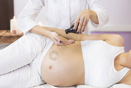 年轻孕妇在温泉疗养所背景图片