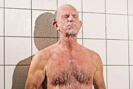 老人在浴室里洗澡图片