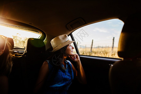 妇女旅行和乘车做梦戴着牛仔帽在图片