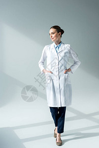 穿着白大衣的重度女医图片