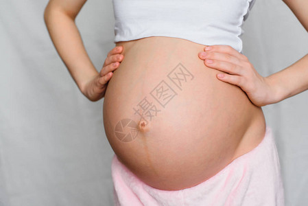 一个怀孕女孩的肚子图片