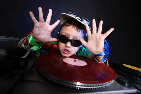 酷小孩DJ在行动图片