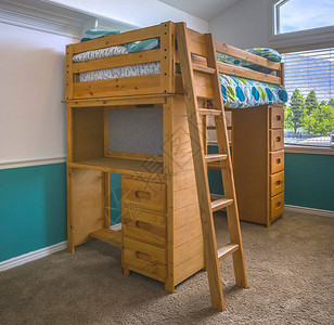 犹他谷儿童卧室的木制双层床背景图片