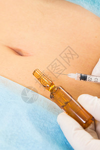 在腹部进行注射美塑疗法的女人图片